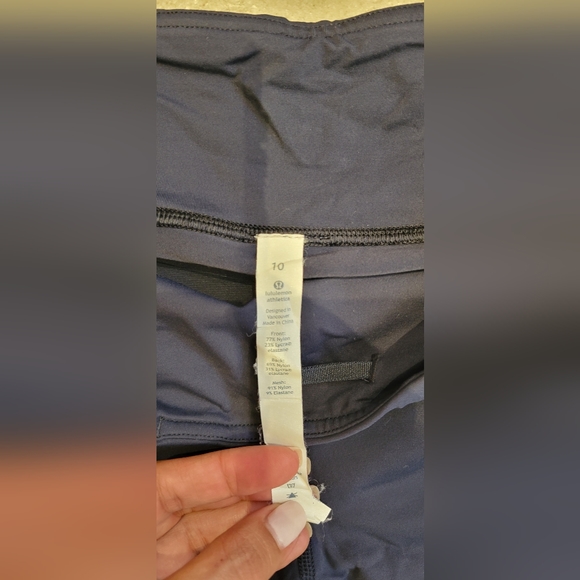 Lululemon navy blue cropped pants with side pockets and back storage pocket. - Picture 3 of 8